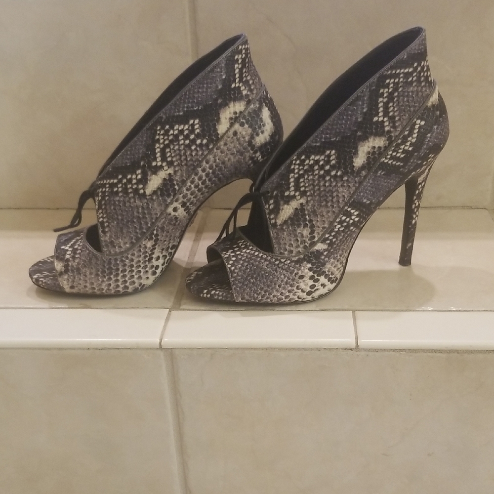 Pour La Victoire Black and Gray Snakeskin Heels